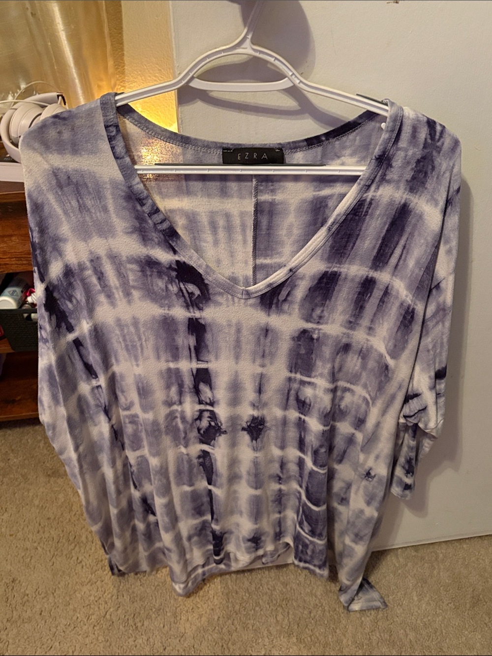 ezra Tie-Dye Short Sleeve V-Neck Top in Navy and White